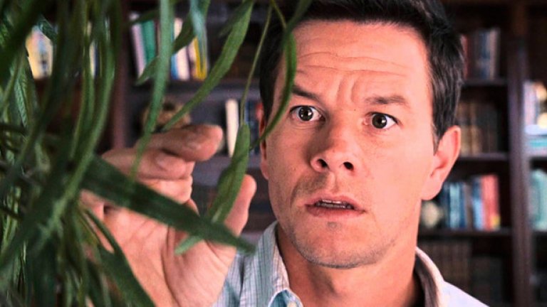 The Happening
На режисьора и сценарист М. Найт Шаямалан не може да му бъде отречено, че има вкус към хорор историите. Уви, същото не може да се каже за качеството на филмите, които прави. The Happening е катастрофичен трилър, който разказва за семейство, бяга от необяснимо събитие, каращо хората да се побъркват.
Основната идея за реакцията на самата планета срещу самоунищожителното поведение на хората е интересна и заслужава внимание, но определено не и през играта на Марк Уолбърк, който е в главната роля. Опитът на Шаямалан да внесе чувство на съспенс в стила на Хичкок също не се получава съвсем, а твърде сантименталните моменти в сюжетната линия по-скоро пречат да се възприеме цялостното усещане на филма, вместо да го допълват. И да, отново - Марк Уолбърк в главната роля, опитващ се да пресъздаде емоции.