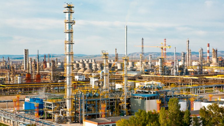 Да се чуди човек представител на българската държава в „Лукойл - Нефтохим" ли е Румен Овчаров или защитник на руските интереси, награден със сладък пост в бургаската рафинерия