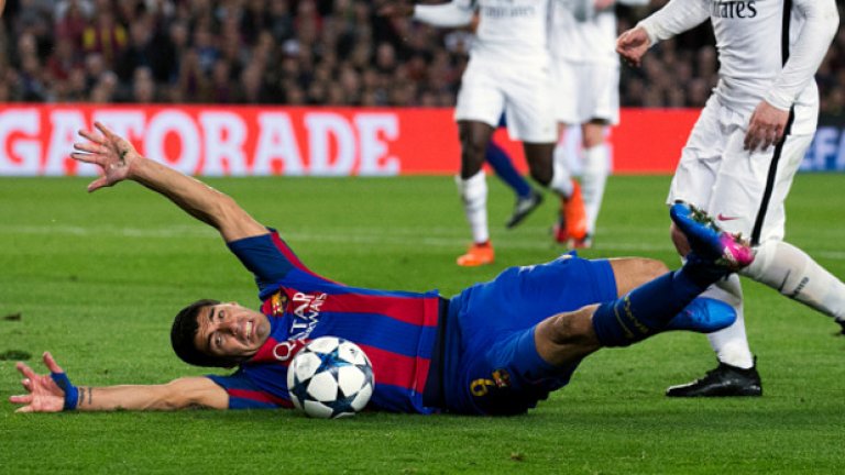 Носталгията на Луис Суарес 
Уругваецът е един от топ нападателите в света. Откакто премина в Барселона успя да вдигне и трофея от Шампионската лига, като има 20 гола в 48 мача в надпреварата за каталунците. Но сякаш изпитва странна форма на носталгия в гостуванията. Суарес не се е разписвал далеч от дома от първия мач от груповата фаза на сезон 2015/16 – при равенството 1:1 с Рома. Това са повече от 1690 минути без гол във визити. Първият шанс за разваляне на проклятието Суарес ще получи на 17 септември в гостуването на Борусия Дортмунд.