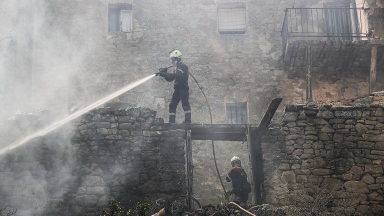 Пожари вилнеят в Испания, в Китай и Бангладеш - наводнения