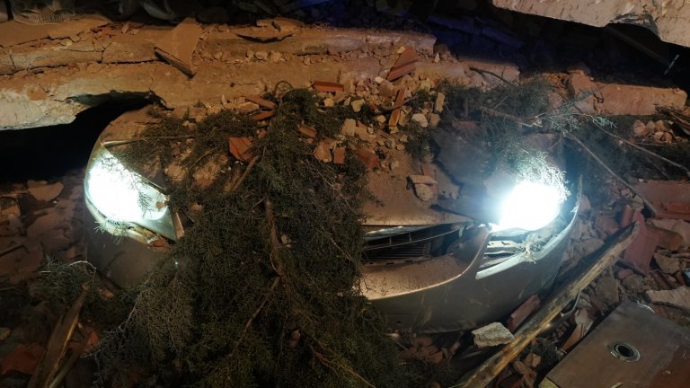 Автомобил, премазан от сграда.