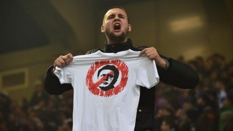 Но от сектора на Динамо на всеки мач се пеят песни срещу Мамич, както и се веят такива тениски.