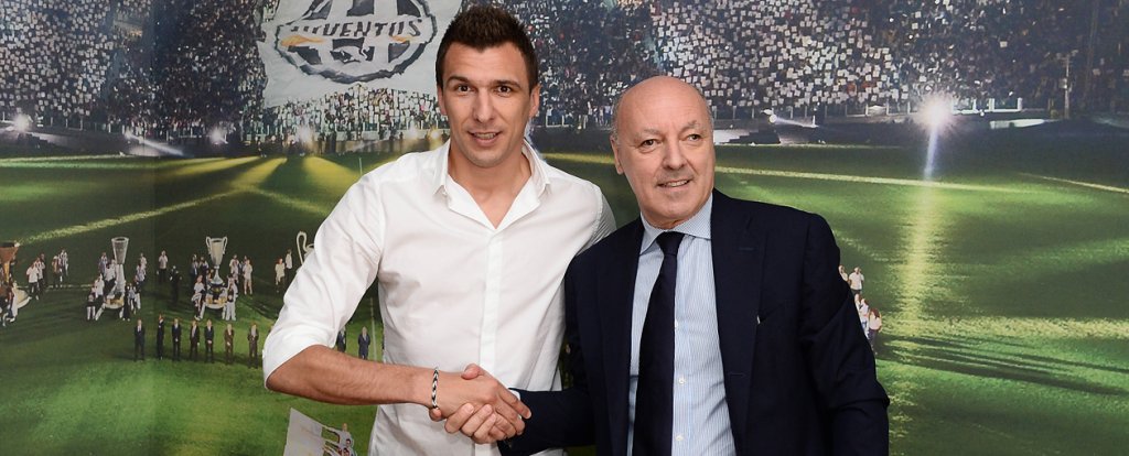 Mario Mandzukic, nuovo giocatore della Juventus Fc,  in sede Juventus per la firma del contratto