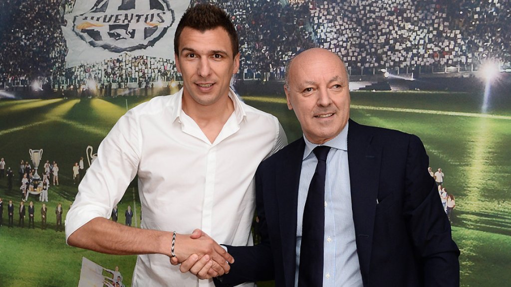 Mario Mandzukic, nuovo giocatore della Juventus Fc,  in sede Juventus per la firma del contratto