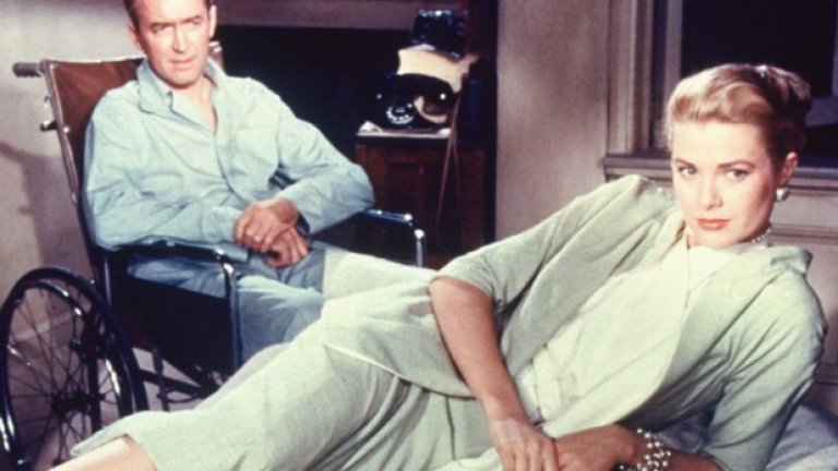 Връзките на Грейс Кели с почти всичките й екранни партньори
Ледена кралица на екрана и принцеса в истинския живот (през 1956-та се жени за принц Рение III от Монако), Кели е истинска холивудска легенда. Въпреки че участва едва в 11 филма, тя успява да вземе "Оскар" и става международна звезда. Упорито крита от медиите след като става сериозна семейна жена е, че всъщност тя успява да преспи с почти всичките си екранни партньори: има връзка с Гари Купър по време на снимките на High Noon, с Кларг Гейбъл по време на Mogambo, с Уилям Холдън по времето на снимките на The Bridges At Tokyo-Rim, с Рей Миланд по време на Dial M For Murder. 
Последната връзка почти срива кариерата й, тъй като Миланд е женен, а Кели е описвана като разбивачка на семейства в почти всички вестници. През 50-те години Грейс Кели разчупва стереотипите за жените с изключително свободно поведение. Тя самата го е казва най-добре, описвайки снимките на Mogambo: "Какво друго да правиш, когато си затворен в палатка в Африка с Кларк Гейбъл?"