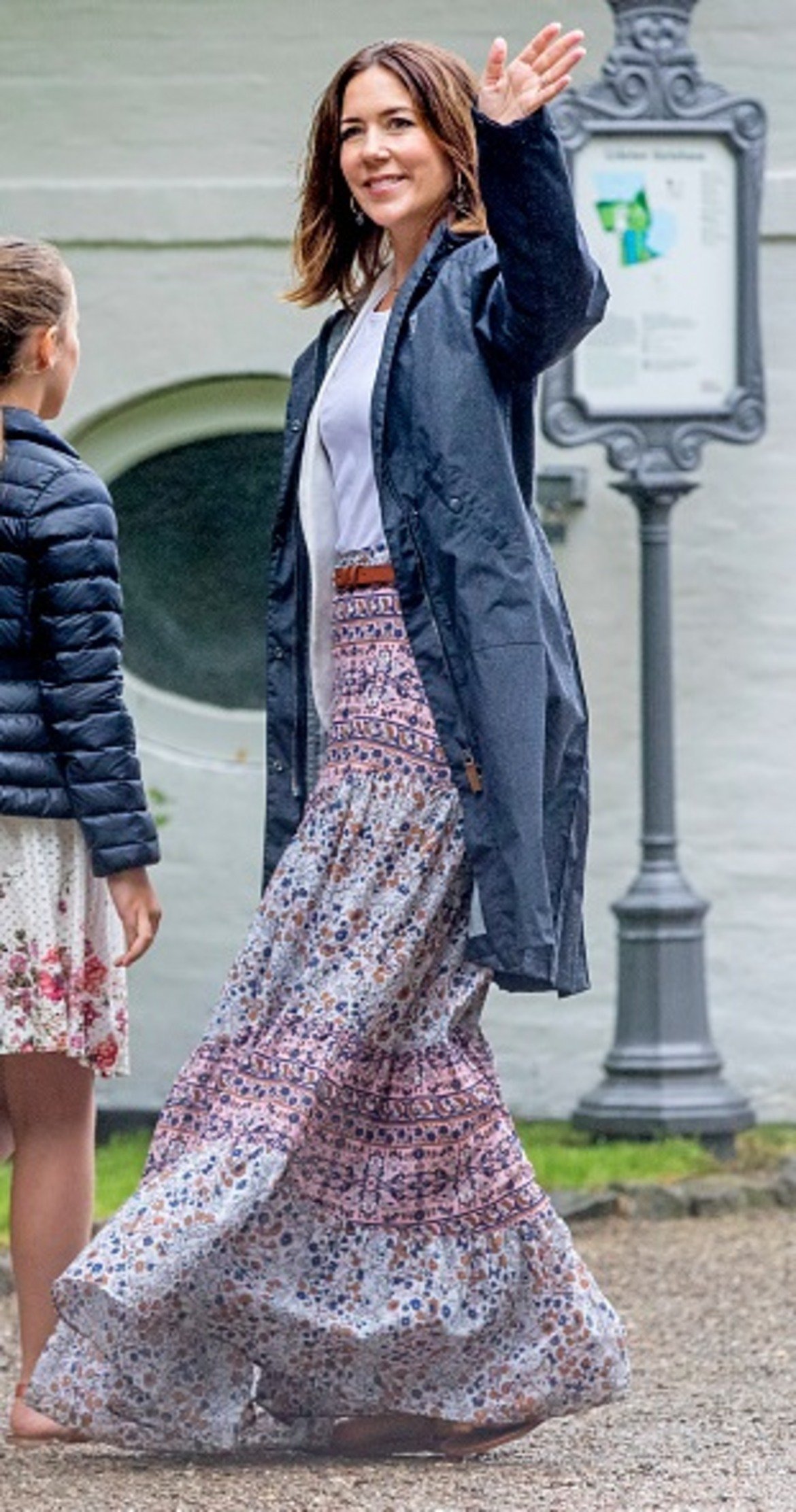 Принцеса на Дания - Мари - е доказателство, че дори и кралските особи ходят небрежно облечени. Все пак дългата й шарена пола и голямо дънково яке изглеждат доста интересно и стилно.