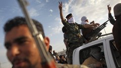 Силите на Муамар Кадафи нахлуха в гнездото на бунтовниците срещу режима - Бенгази, поток бежанци бяга от града на изток 