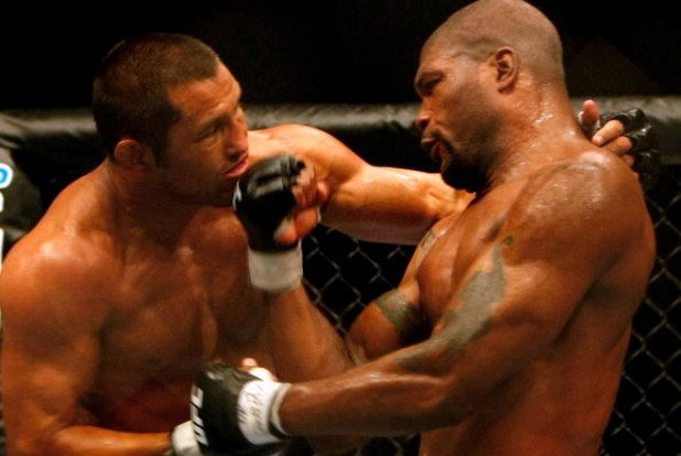 Срещу Куинтън Джаксън, 8 септември 2007 г., UFC 75
След срива на Pride, завръщането на Хендо в UFC бе неминуемо. На UFC 71 бе обявено, че Хендерсън ще се бие с победителя от мача за титлата в полутежката категория между Рампейдж и Чък Лъдел. „Куинтън ми е приятел, Чък ми е приятел. Всички сме приятели. Но това е спортът и би се радвал да спечеля малко пари в присъствието на приятели. Просто съм щастлив за феновете, които най-накрая има шанс да видят кой е най-добрият“, каза Дан тогава. И четири месеца по-късно дойде време за сблъсъка с Рампейдж. След петрундова битка обаче победата и титлата отиде в ръцете на Джаксън.
