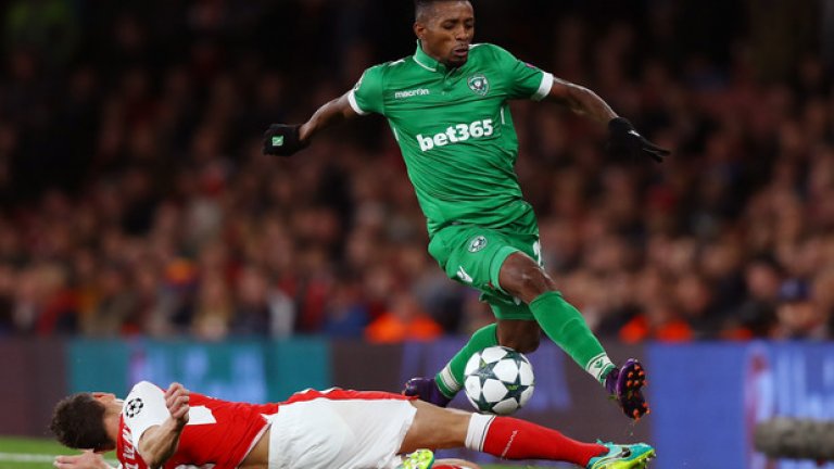 Какво следва в чисто игрови план
Ясно е, че снощи Лудогорец далеч не изигра най-добрия си двубой. Това беше едва третият мач от началото на сезона във всички турнири, в който разградчани не отбелязаха гол. Другите два бяха загубите 0:6 от Арсенал и 0:1 от Левски. Но кога за последно Лудогорец не беше създавал сериозно положение пред противниковата врата? Това вече беше доста по-отдавна. На обратния полюс беше защитата, която успя да запази суха мрежа, макар и благодарение на решителни намеси на вратаря Стоянов и на известна доза късмет. В миналите 4 мача в лигата Лудогорец пусна 13 гола. 
И извън срещата с Базел недостатъците в играта на българския отбор си остават, както и липсата на достатъчно опит на най-високо ниво. Но независимо дали продължи в евротурнирите, или не, тимът може да си позволи да запази повечето си основни футболисти и да надгражда състава. Класиране за Лига Европа може да ускори привличането на нови футболисти още през зимата, и то независимо дали Джонатан Кафу ще бъде продаден.