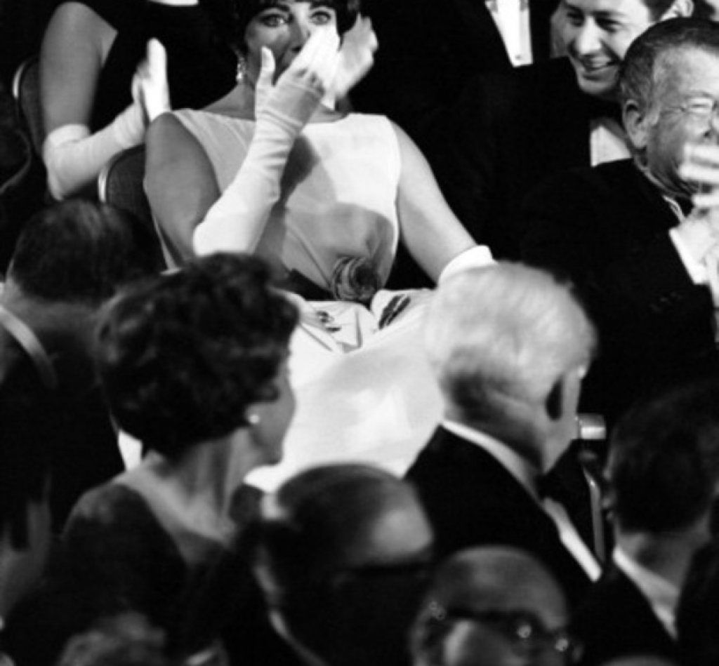 После през 1961 г. червеният килим се използва за първи път при връчването на наградите на американската киноакадемия в Santa Monica Civic Auditorium.
Тогава Елизабет Тейлър печели първият си "Оскар"