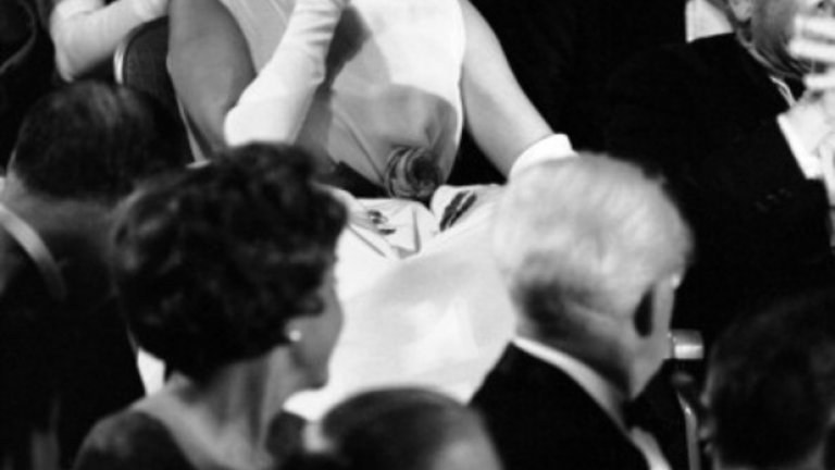 После през 1961 г. червеният килим се използва за първи път при връчването на наградите на американската киноакадемия в Santa Monica Civic Auditorium.
Тогава Елизабет Тейлър печели първият си "Оскар"
