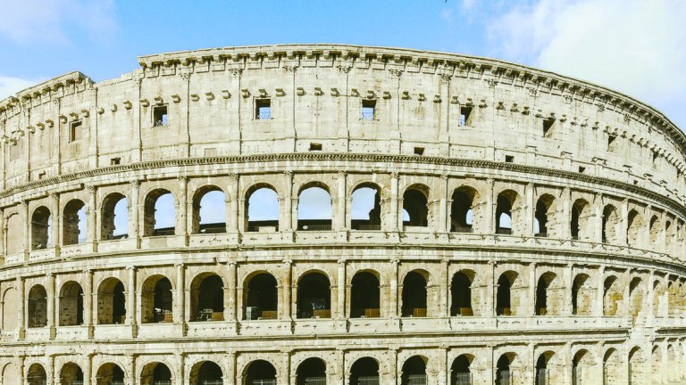 Colosseum
Този проект от 2002 г. разказва за един мъж, промоутър на бойни мачове, който по някакъв начин се озовава в древен Рим и ерата на гладиаторите - точно времето и мястото за него да се издигне (и да срещне чудовищни проблеми). Сценарият за проекта е дело на Сам Егън, а с режисирането на пилотния епизод е ангажиран Марио Ацопарди. Не се знае обаче на каква точно фаза сериалът е отказан. Определено обаче той изглежда като нещо забавно. 