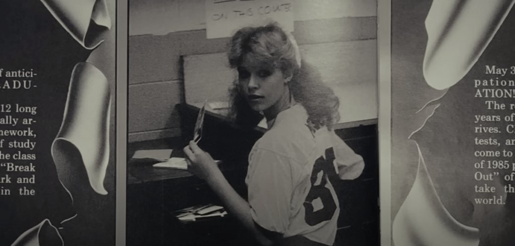 Girl In The Picture
Къде да гледате: Netflix
Млада майка е мистериозно убита, а скоро след като тялото ѝ е намерено от полицията, 2-годишният ѝ син е отвлечен. Жената бързо е разпозната от нейните колежки, стриптизьорки от клуба Passion Strip в Тълса, Оклахома. Убитата е Тоня Ходжис - жена, която се съблича за пари със съгласието на съпруга си.
Разследвайки смъртта на Тоня обаче, властите разбират, че самоличността ѝ е доста по-енигматична, отколкото познатите ѝ предполагат. Тоня е само едно от имената, с които загиналата се е представяла, докато със съпруга ѝ се местят от щат на щат. 
А при установяването на нейната истинска самоличност полицията стига до портрета на изчезналата Шарън Маршъл - амбициозна студентка, получила пълна стипендия от техническия университет в Джорджия, която по неизвестни причини става стриптизьорка.