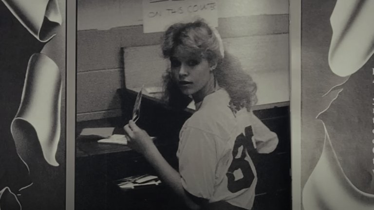 Girl In The Picture
Къде да гледате: Netflix
Млада майка е мистериозно убита, а скоро след като тялото ѝ е намерено от полицията, 2-годишният ѝ син е отвлечен. Жената бързо е разпозната от нейните колежки, стриптизьорки от клуба Passion Strip в Тълса, Оклахома. Убитата е Тоня Ходжис - жена, която се съблича за пари със съгласието на съпруга си.
Разследвайки смъртта на Тоня обаче, властите разбират, че самоличността ѝ е доста по-енигматична, отколкото познатите ѝ предполагат. Тоня е само едно от имената, с които загиналата се е представяла, докато със съпруга ѝ се местят от щат на щат. 
А при установяването на нейната истинска самоличност полицията стига до портрета на изчезналата Шарън Маршъл - амбициозна студентка, получила пълна стипендия от техническия университет в Джорджия, която по неизвестни причини става стриптизьорка.