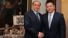 Китайският бизнесмен Йонхон Ли взе заем Elliott, за да купи Милан от Силвио Берлускони през 2017 година за 303 млн. евро.


