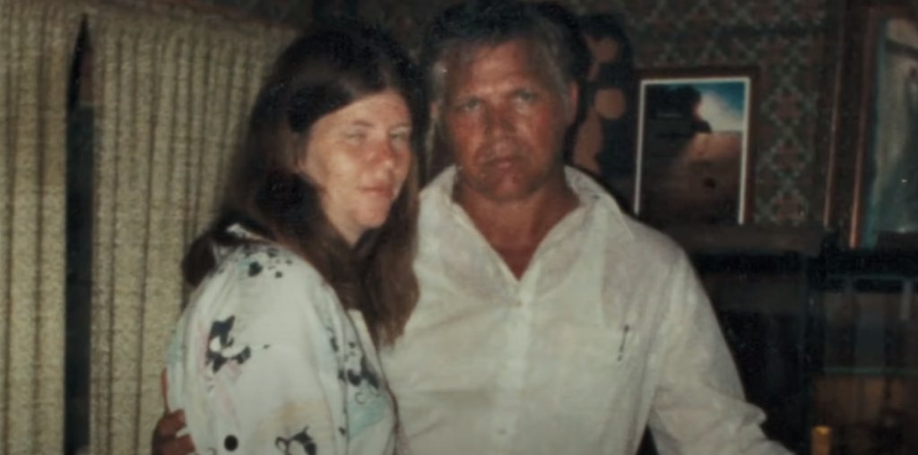 “Змията в Алабама”
Къде да гледате: HBO Max
Филмът описва спорния случай от 1991 г., в който свещеникът от Алабама Глен Съмърфорд е обвинен, че е опитал да убие съпругата си с гърмяща змия. Според показанията на Дарлийн Съмърфорд Глен я задължил да постави ръката си в клетка със змии като част от религиозна церемония.
Дали обаче свещеникът е осъзнавал, че Дарлийн може да бъде ухапана и да умре? Филмът “Змията в Алабама” го представя като отдаден на религията човек, който сляпо следва заветите от Библията, но също така и като ревнив мъж, който би раздавал собствено правосъдие, без да се замисли.