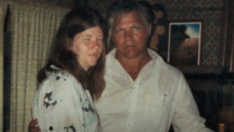 “Змията в Алабама”
Къде да гледате: HBO Max
Филмът описва спорния случай от 1991 г., в който свещеникът от Алабама Глен Съмърфорд е обвинен, че е опитал да убие съпругата си с гърмяща змия. Според показанията на Дарлийн Съмърфорд Глен я задължил да постави ръката си в клетка със змии като част от религиозна церемония.
Дали обаче свещеникът е осъзнавал, че Дарлийн може да бъде ухапана и да умре? Филмът “Змията в Алабама” го представя като отдаден на религията човек, който сляпо следва заветите от Библията, но също така и като ревнив мъж, който би раздавал собствено правосъдие, без да се замисли.