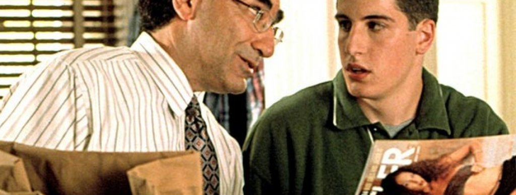 American Pie / "Американски пай"
Моля, не правете това у дома си! Когато става въпрос за гимназията, един въпрос събужда еднакви количества очакване и ужас - сексът. Четирима приятели са твърдо решени да направят първия си път, преди края на гимназията. Това обаче може да се окаже не толкова лесно, колкото звучи. Кевин опитва да убеди половинката си, че връзката им е достатъчно сериозна, за да минат към ласките в леглото, Оз се опитва да съблазнява жени с певческите си умения, Финз залага на слуховете, които сам пуска за себе си, а Джим... провалът при него има епични пропорции. Първият и със сигурност най-забавен филм от тази поредица е еднакво остроумен и просташки и си заслужава вниманието.