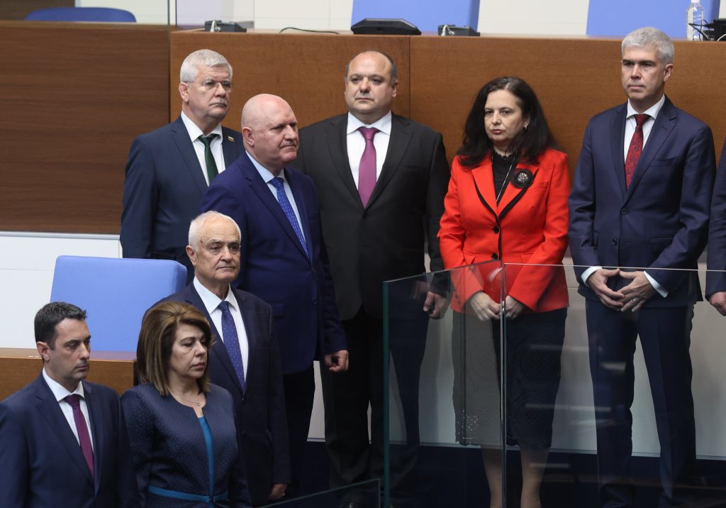 Служебният кабинет "Димитър Главчев" положи клетвата си, има един сменен министър (снимки)