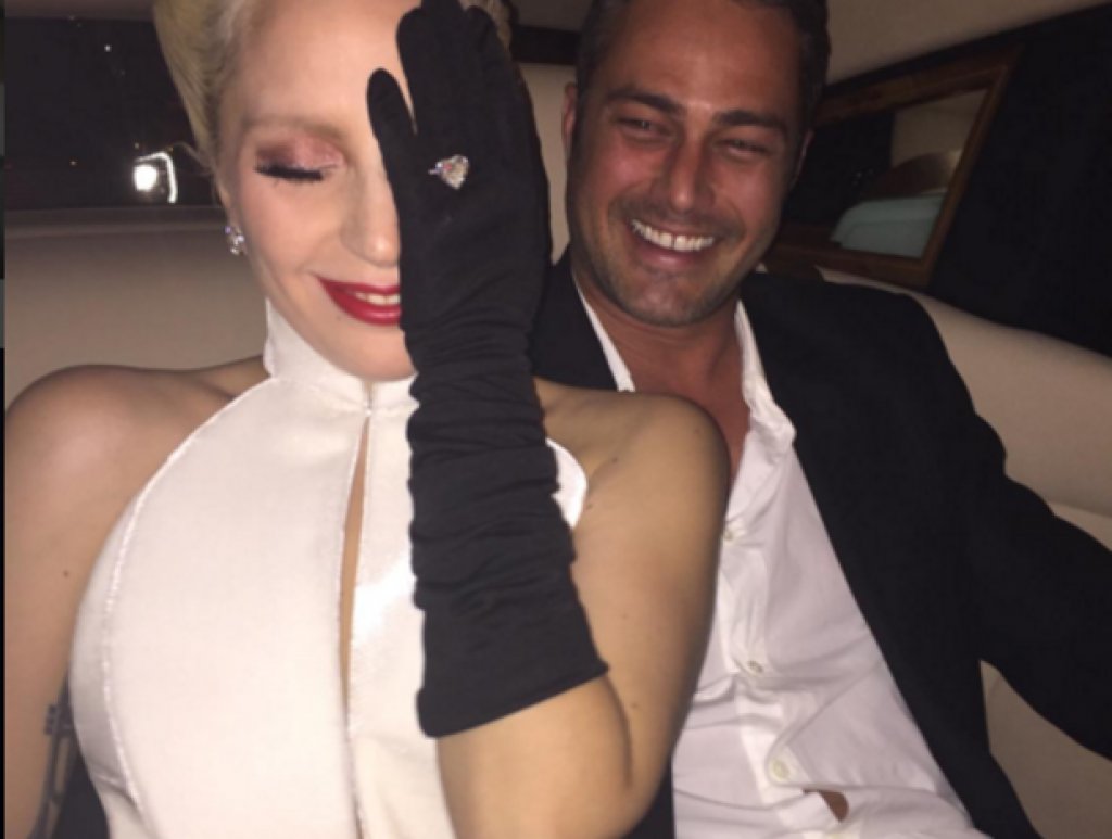 Лейди Гага с годеника си Тейлър Кини в колата преди церемонията