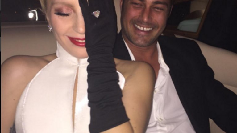 Лейди Гага с годеника си Тейлър Кини в колата преди церемонията