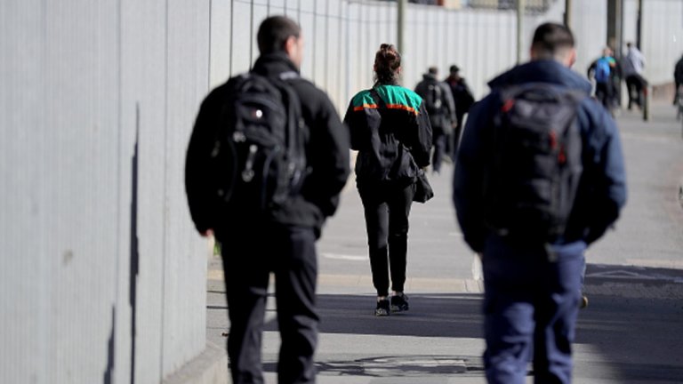 Работа и учение: ще има квоти, таксите се увеличаватА за тези, които тепърва ще заминат за Великобритания в търсене на работа или за да учат в английските университети? Тук идва трудното. Истинската цел на Brexit e именно тази, да намалее драстично броят на имигрантите. Така че идва краят на свободното придвижване както за българите, така и за всички останали. Няма вече да е възможно просто да пристигнеш и да започнеш да си търсиш работа.Най-вероятно ще трябва да се доказва, че имаш работа, и то не каквато и да е работа. Очаква се Лондон да направи имигрантски квоти и да реши за кои сектори ще приема работници от чужбина и за кои не. Същото важи и за студентите, най-вече по отношение на таксите. Ако досега гражданите на ЕС плащаха същата такса като англичаните, около 11 хиляди евро на година, в бъдеще ще бъдат третирани като идващите от страни извън ЕС, за които има значително по-високи такси. Вече има по-малко кандидатстващи.