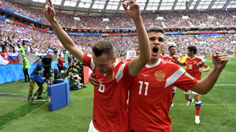 Русия
Защо ще спечели първенството: Играчите на Станислав Черчесов вече са герои на нацията и надминаха всякакви очаквания с отстраняването на Испания и достигането до 1/4-финал. Оттук нататък те ще играят с по-малко напрежение и ще бъдат аутсайдер срещу всички съперници, а разбира се, имат и подкрепата на публиката. Всъщност Русия показа немалко качества дотук и в атака, и в защита, така че не е лишена и от чисто футболни аргументи.  
Защо няма да спечели: Най-вече защото останалите отбори просто са по-добри. Това си остава същият руски състав, който спечели само два от последните си 11 мача преди турнира. Хърватите и възможните противници след тях едва ли ще са ялови като Испания, а видяхме какво стана, когато Русия се изправи срещу тим като Уругвай, който не прощава пред гола.