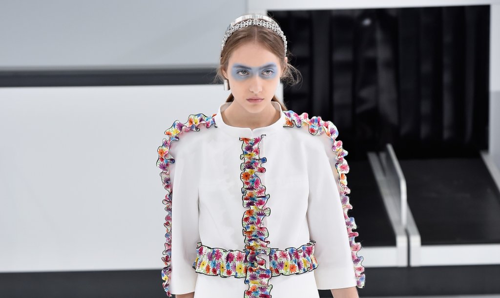 Карл Лагерфелд и творческата му интерпретация на пролетните цветя в колекцията на Chanel от 2015 г.
