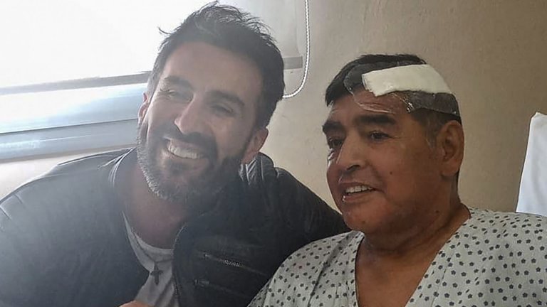 Д-р Луке и Диего Марадона след операцията на тромб в мозъка