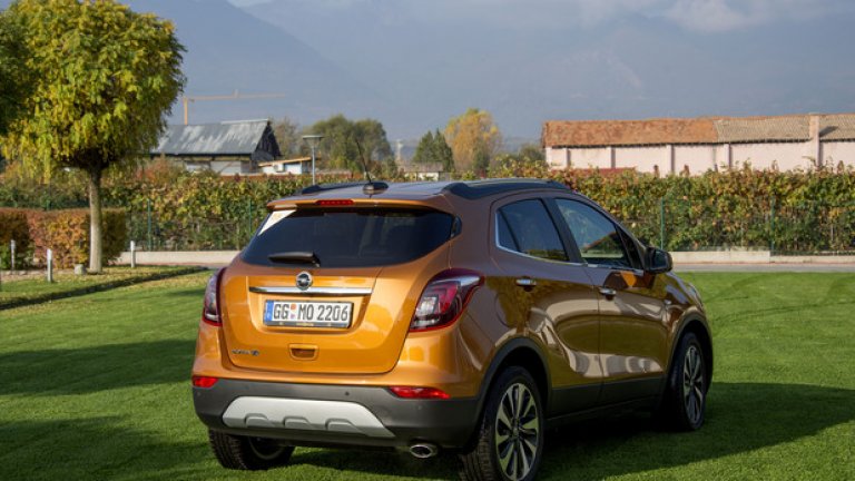 При дизайна на задните светлини също се залага на "крилата" на Opel. Опционално можете да ги поръчате и с LED технология.