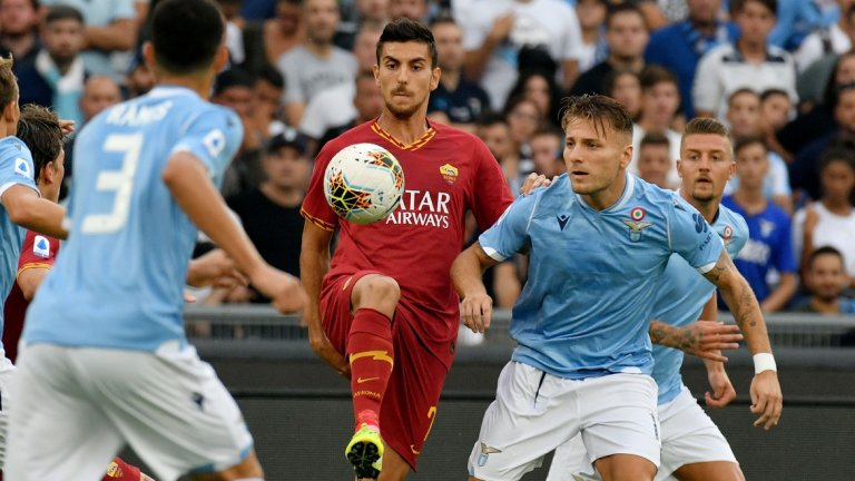 В Рома вярват, че те са символът на столицата Рим и затова приемат имперското червено и златното. Докато Лацио е основан не като футболен, а като спортен клуб. Затова и цветовете му са синьо и бяло – намигване към гръцките създадели на Олимпийските игри.