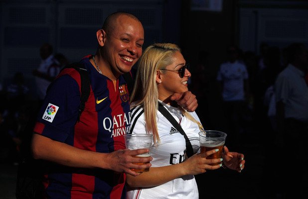 И това е Ел Класико - фен на Барселона и любимата му, която е от Реал, отиват заедно на мача.