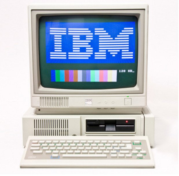 Освободената клавиатура
След успеха на бизнес компютрите си през 1984 година IBM прави усилия да влезе и в дома с този модел PCjr. Едно от основните му предимства е "Освободената клавиатура". Предшественик на днешните bluetooth клавиатури, тази се захранва с четири стандартни батерии и се свързва с компютъра чрез Infrared, но макар без кабел, обхватът на сигнала й е твърде малък.