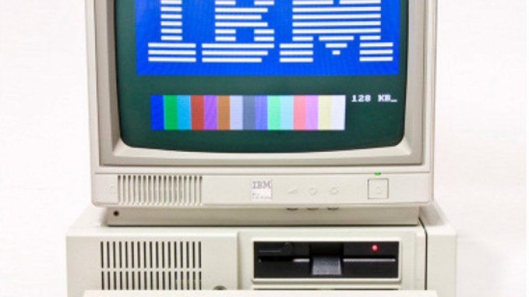 Освободената клавиатура
След успеха на бизнес компютрите си през 1984 година IBM прави усилия да влезе и в дома с този модел PCjr. Едно от основните му предимства е "Освободената клавиатура". Предшественик на днешните bluetooth клавиатури, тази се захранва с четири стандартни батерии и се свързва с компютъра чрез Infrared, но макар без кабел, обхватът на сигнала й е твърде малък.