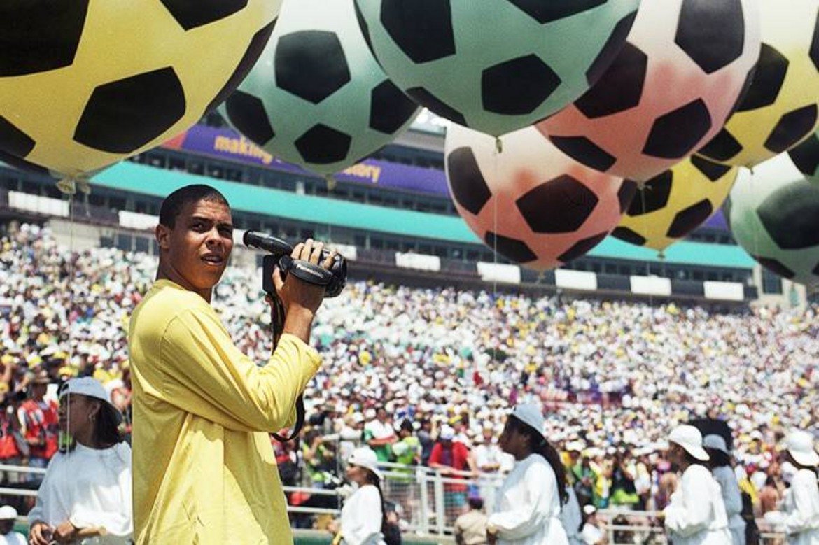 Роналдо снима собственоръчно церемонията по закриването на Мондиал 1994 преди финала между Бразилия и Италия. Малко по-късно „кариоките“ спечелиха четвъртата си от общо пет световни титли след изпълнение на дузпи срещу Италия.