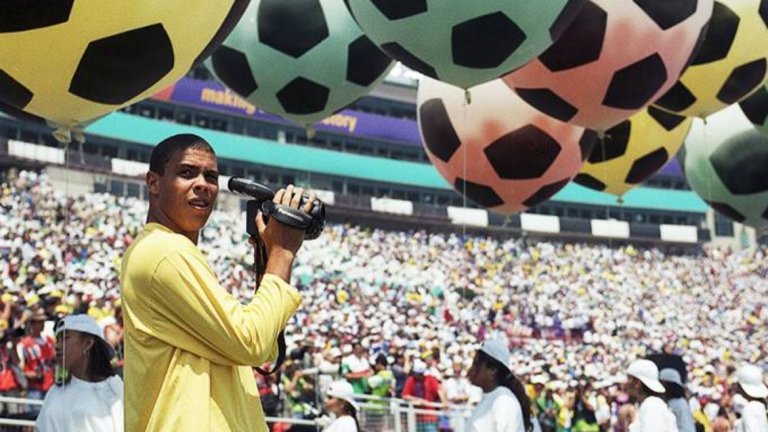 Роналдо снима собственоръчно церемонията по закриването на Мондиал 1994 преди финала между Бразилия и Италия. Малко по-късно „кариоките“ спечелиха четвъртата си от общо пет световни титли след изпълнение на дузпи срещу Италия.