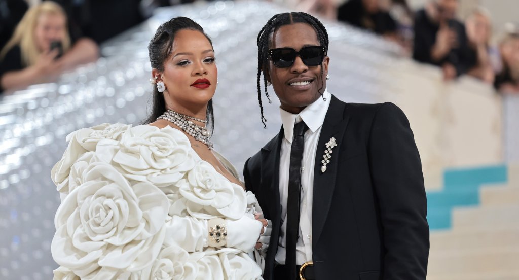 A$AP Rocky
Слабо вероятно е A$AP Rocky да остави дълбока следа в рап музиката, но поне популярността му тръгна стремително нагоре, след като се разчу, че е новият възлюбен на поп иконата Риана.
Докато неговата половинка жъне успехи на няколко фронта - в модата, козметичния бизнес и музиката, A$AP чинно изпълнява задълженията си на човека +1 - позира до нея и изглежда добре.