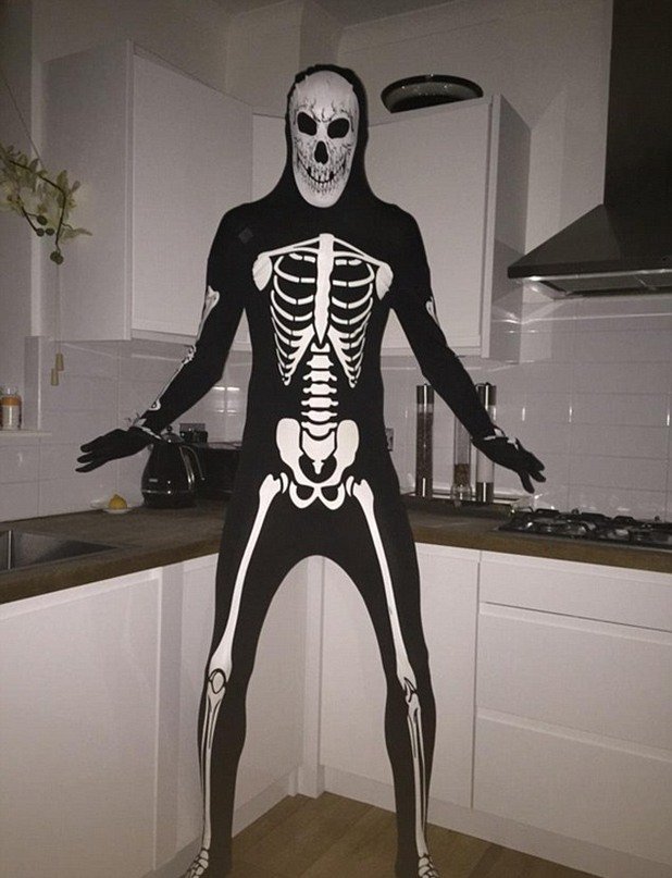 На Хелоуин, облечен в костюм като скелет.