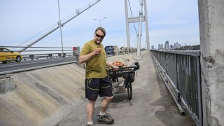 Бившият британски парашутист Карл Бушби е изминал 47 000 км