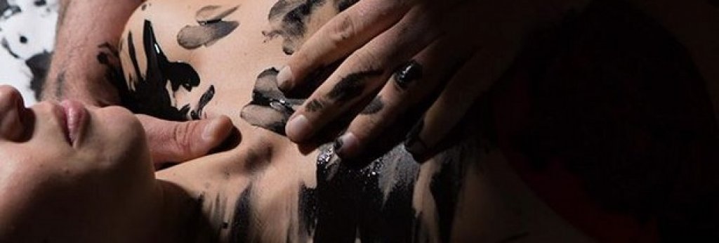 Джереми Браун - “Love is Art”
 Абстрактният артист Джереми Браун има няколко изложби в САЩ на картини, „рисувани“ от сношаващи се голи тела, а наскоро зад каузата му „Любовта е изкуство“ застана поп иконата Лейди Гага. Преди три години той стана доста популярен и реши да превърне художествената си идея в бизнес. 
 Браун има уебсайт, където може да поръчате комплекта – 4 цвята бои без токсини, платно, защитна мушама, за да не изцапате килима, както и душ гъба за измиване. Цените варират от 60 до 1000 долара. Накрая може да рамкирате любовното произведение и с него да украсите жилището си.