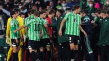 Екшън в Испания: Прекратиха голямо дерби заради пострадал играч (видео)