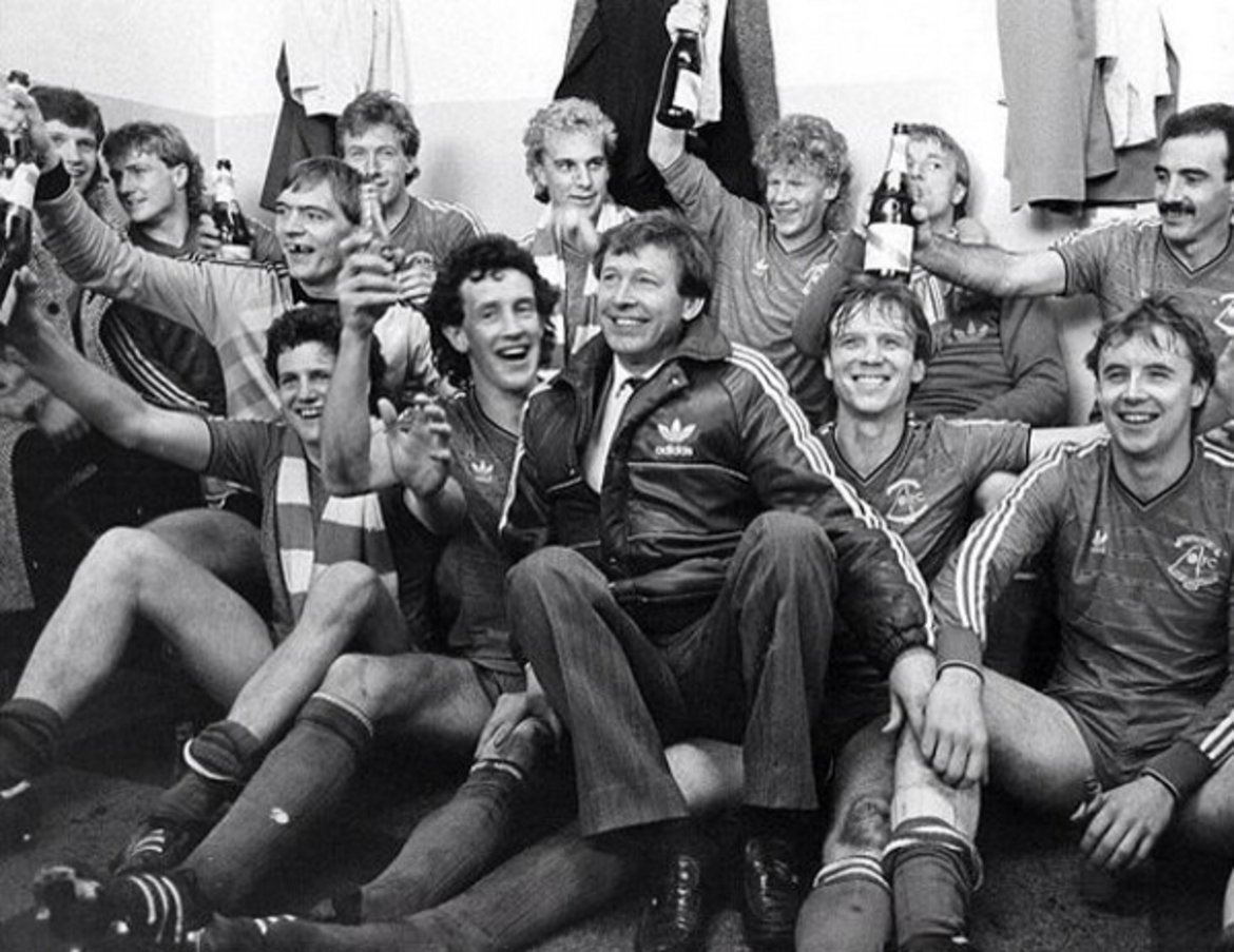 1985-а - Алекс Фъргюсън все още не е сър. Треньорът празнува с футболистите на Абърдийн втората поредна титла на Шотландия.
