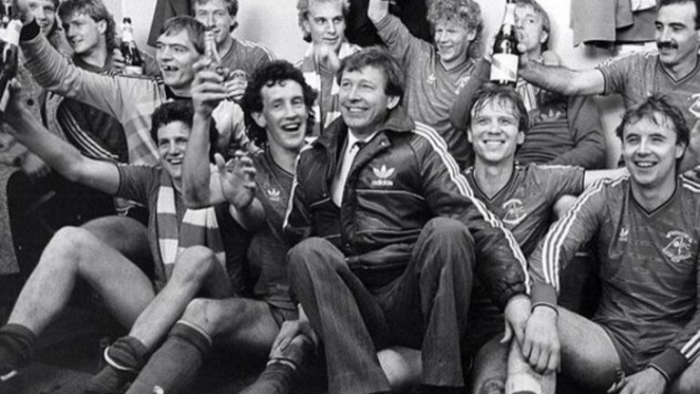 1985-а - Алекс Фъргюсън все още не е сър. Треньорът празнува с футболистите на Абърдийн втората поредна титла на Шотландия.