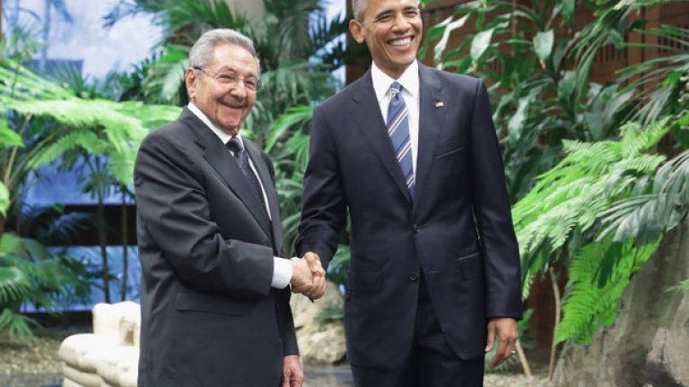 Раул Кастро започна редица реформи в страната, а също така потърси затопляне на отношенията със САЩ. На снимката: Раул с американския президент Барак Обама.