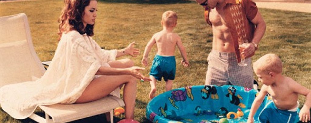 Въпреки че официалната идея на фотосесията е да представи мистър и мисис Смит като семейство във връзка с филма, в който двамата участват заедно, мнозина приеха фотосесията като директен удар към Анистън.