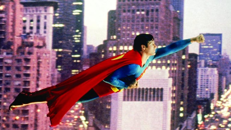 Superman: The Movie/Супермен: Филмът

Може да се каже, че това е основата, върху която стъпват всички филми за супергерои.Тук става въпрос за времето преди DC и Marvel да имат каквото и да е представяне в киното. През далечната вече 1978 г. Донър събира звезден състав включващ Кристофър Рийв, Марлон Брандо (“Кръстникът”) и Джийн Хекман (“Непростимо”), за да заснеме първият филм за Супермен. Той е най-скъпият за времето си подобен проект и постига безпрецедентен успех както сред фенове и критика, така и във финансово отношение. Не случайно печели и награда “Оскар”.