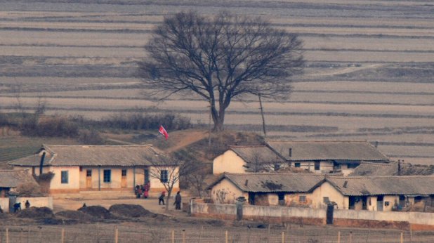 Изглед от Южна Корея към севернокорейско селище след смъртта на Любимия вожд 
