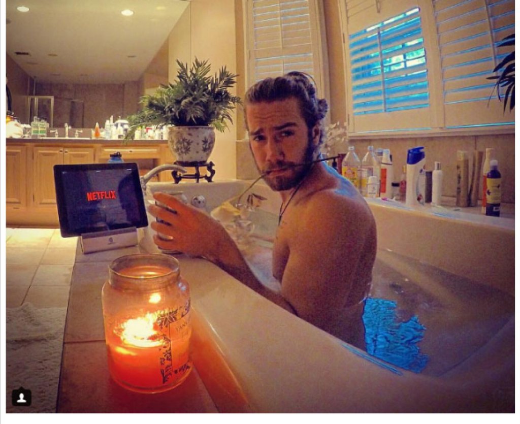 Профилът Bros Being Basic е създаден през 2014 година и има над 430 000 последователи