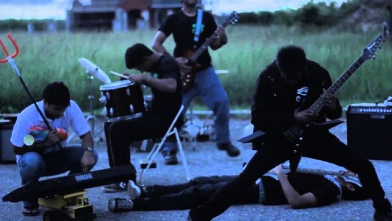 Crabcore
Това разклонение на скриймо течението не се характеризира с нещо различно в музиката, звука, инструментите или лирическото съдържание на песните, а със сценичните движения на музикантите по време на свирене. Става въпрос за емблематичната рачешка походка, при която музикантът кляка в разкрачено положение и започва да се люлее напред-назад. Групата Attack Attack! се смята за основател на поджанра, но неговите корени са по-дълбоко, както може да се види в типичната крабкор стойка на басиста на Metallica Робърт Трухильо.