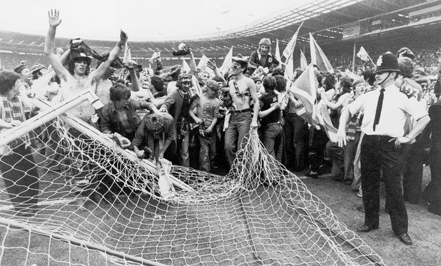 Най-култовата инвазия в историята на британския футбол е тази на шотландската агитка на "Уембли" след победа през 1977 г. Род Стюърд, прочутият рок ас, също е сред тях - на снимката и той троши гредите на стадиона, къса мрежи, вади чимове от тревата и участва в най-нестандартния шотландски танц от над 30 000 по игрището. Нещо като "погребване" на англичаните в историческия им дом. Но пак без агресия и инциденти, само с доста материални щети за достолепния стадион.